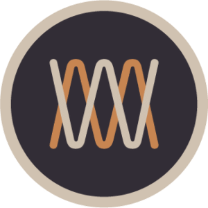 Webmaan Studio Logo – minimalistisches Monogramm in Kupfer und Creme auf dunklem Hintergrund.